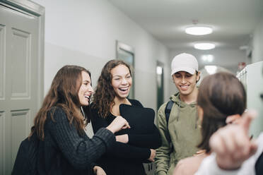 Fröhliche Teenager stehen im Korridor - MASF14082