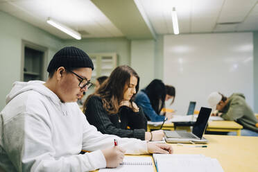 Gymnasiasten lernen am Schreibtisch im Klassenzimmer - MASF14108