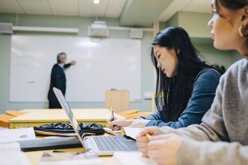 Studentinnen beim Unterricht im Klassenzimmer - MASF14120