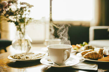Heißer Kaffee zum Frühstück auf dem Tisch im Hotelzimmer serviert - MASF14123