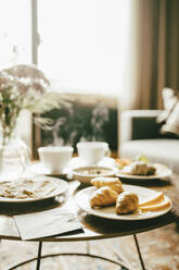 Frisches Frühstück auf dem Tisch im Hotelzimmer serviert - MASF14124