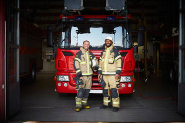 Porträt von Feuerwehrleuten vor einem Löschfahrzeug auf der Feuerwache - MASF14199