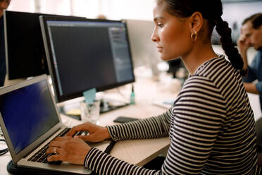 Selbstbewusste Frau mit Laptop am Schreibtisch - MASF14246