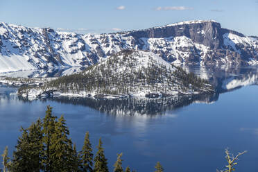 Aussicht auf Wizard Island im Crater Lake National Park - CAVF68339