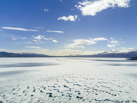 Idyllischer Blick auf das gefrorene Meer vor bewölktem Himmel, lizenzfreies Stockfoto