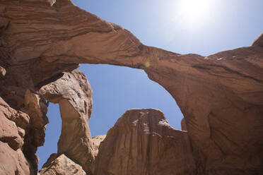 Niedriger Blickwinkel auf einen natürlichen Bogen gegen den Himmel im Arches National Park - CAVF68372