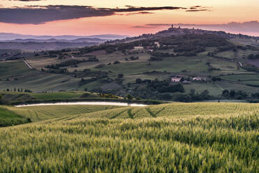 Blick auf die Landschaft bei Sonnenuntergang - CAVF68418