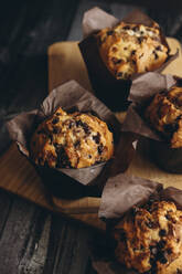 Hohe Winkelansicht von Muffins auf Holz am Tisch - CAVF68427