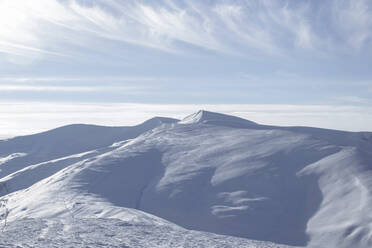 Majestätischer Blick auf das schneebedeckte Karpatengebirge gegen den Himmel - CAVF68429