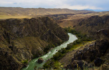 Malerischer Blick auf den Fluss im Tal - CAVF68432