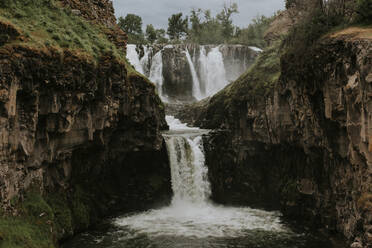 Malerischer Blick auf den Wasserfall über Felsformationen - CAVF68450
