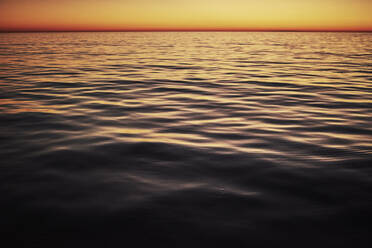 Malerischer Blick auf das Meer bei Sonnenuntergang und klarem Himmel - CAVF68472