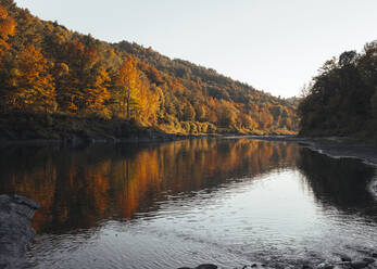 Malerischer Blick auf den See am Berg im Herbst - CAVF68475