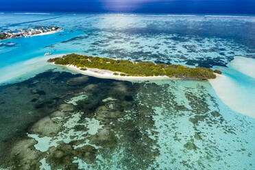 Malediven, Süd-Male-Atoll, Kaafu-Atoll, Luftaufnahme einer kleinen Insel und eines Riffs - AMF07460