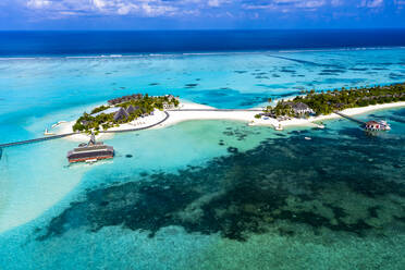 Maldives, South Male Atoll, Kaafu Atoll, Aerial view of resorts on island - AMF07466