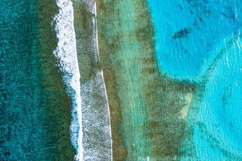 Malediven, Süd-Male-Atoll, Luftaufnahme eines Korallenriffs - AMF07468