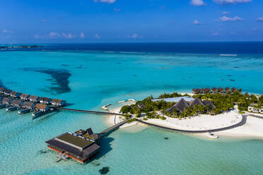 Malediven, Süd Male Atoll, Luftaufnahme des Resorts auf Maadhoo - AMF07474