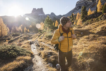 Mann beim Wandern in den Dolomiten, Venetien, Italien - MCVF00074