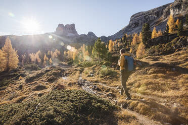 Mann beim Wandern in den Dolomiten, Venetien, Italien - MCVF00075