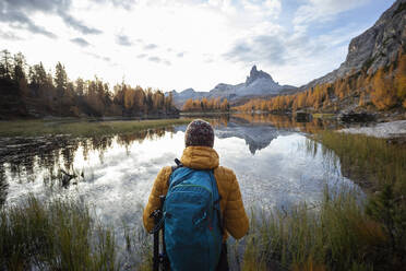 Mann beim Wandern in den Dolomiten, Venetien, Italien - MCVF00078