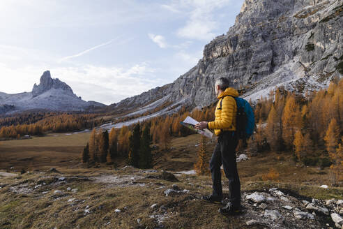 Mann beim Wandern in den Dolomiten, Venetien, Italien - MCVF00080