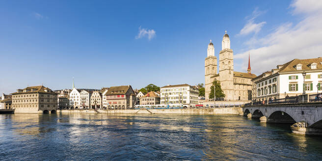 Schweiz, Kanton Zürich, Zürich, Fluss Limmat und Altstadthäuser am Limmatquai - WDF05537