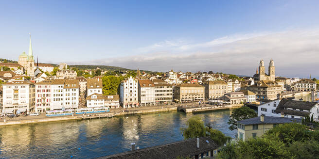 Schweiz, Kanton Zürich, Zürich, Fluss Limmat und Altstadthäuser am Limmatquai - WDF05538