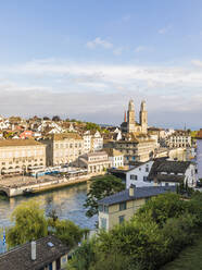 Schweiz, Kanton Zürich, Zürich, Fluss Limmat und Altstadthäuser am Limmatquai - WDF05539