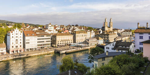 Schweiz, Kanton Zürich, Zürich, Fluss Limmat und Altstadthäuser am Limmatquai - WDF05540