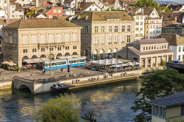 Schweiz, Kanton Zürich, Zürich, Tram vorbei an Strassencafés am Limmatquai - WDF05541