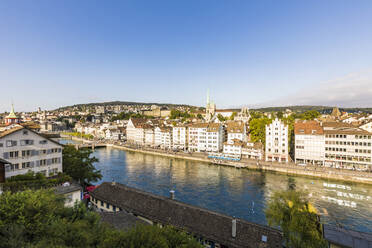 Schweiz, Kanton Zürich, Zürich, Fluss Limmat und Altstadthäuser am Limmatquai - WDF05542