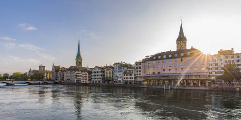 Schweiz, Kanton Zürich, Zürich, Fluss Limmat und Altstadtgebäude am Wasser bei Sonnenuntergang - WDF05545