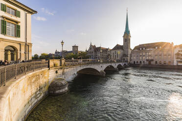 Schweiz, Kanton Zürich, Zürich, Münsterbrücke bei Sonnenuntergang mit Fraumünsterkirche im Hintergrund - WDF05546