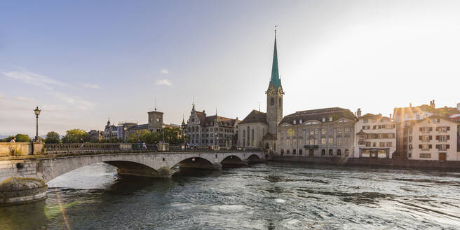 Schweiz, Kanton Zürich, Zürich, Münsterbrücke bei Sonnenuntergang mit Fraumünsterkirche im Hintergrund - WDF05547