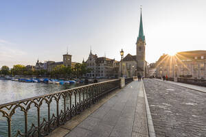 Schweiz, Kanton Zürich, Zürich, Münsterbrücke bei Sonnenuntergang mit Fraumünsterkirche im Hintergrund - WDF05548