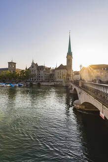 Schweiz, Kanton Zürich, Zürich, Münsterbrücke bei Sonnenuntergang mit Fraumünsterkirche im Hintergrund - WDF05549