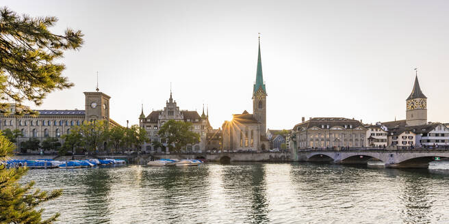 Schweiz, Kanton Zürich, Zürich, Fluss Limmat und Altstadtgebäude am Wasser bei Sonnenuntergang - WDF05550