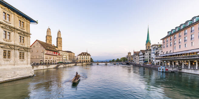 Schweiz, Kanton Zürich, Zürich, Fluss Limmat zwischen Altstadthäusern am Wasser in der frühen Abenddämmerung - WDF05552