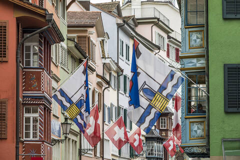 Schweiz, Kanton Zürich, Zürich, Fahnen hängen über der Augustinergasse, lizenzfreies Stockfoto