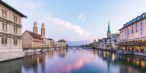 Schweiz, Kanton Zürich, Zürich, Fluss Limmat zwischen Altstadthäusern am Wasser in der frühen Abenddämmerung - WDF05561