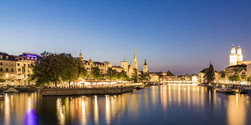 Schweiz, Kanton Zürich, Zürich, Fluss Limmat und beleuchtete Altstadtgebäude am Wasser in der Abenddämmerung - WDF05565