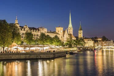 Schweiz, Kanton Zürich, Zürich, Fluss Limmat und beleuchtete Altstadtgebäude am Wasser in der Abenddämmerung - WDF05566