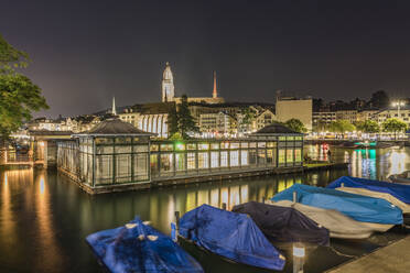 Schweiz, Kanton Zürich, Zürich, Boote vor dem beleuchteten Frauenbad Stadthausquai bei Nacht - WD05575