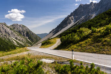 Österreich, Tirol, Kurvenreiche Straße am Hahntennjoch - STSF02328