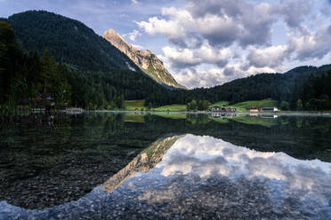 Deutschland, Bayern, Blick auf den glänzenden Lautersee - STSF02329