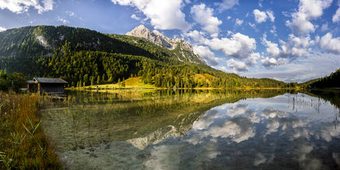 Deutschland, Bayern, Blick auf den glänzenden Ferchensee - STSF02330