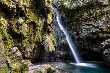 Deutschland, Bayern, Langzeitbelichtung des Hinanger Wasserfalls im Naturschutzgebiet Allgauer Hochalpen - STSF02334