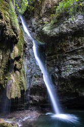 Deutschland, Bayern, Langzeitbelichtung des Hinanger Wasserfalls im Naturschutzgebiet Allgauer Hochalpen - STSF02335