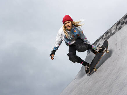 Deutschland, Baden-Württemberg, Waiblingen, Junge Frau auf dem Skateboard im Skatepark - STSF02345