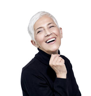 Porträt einer lachenden reifen Frau mit kurzen grauen Haaren, die einen schwarzen Rollkragenpullover trägt - RAMF00088